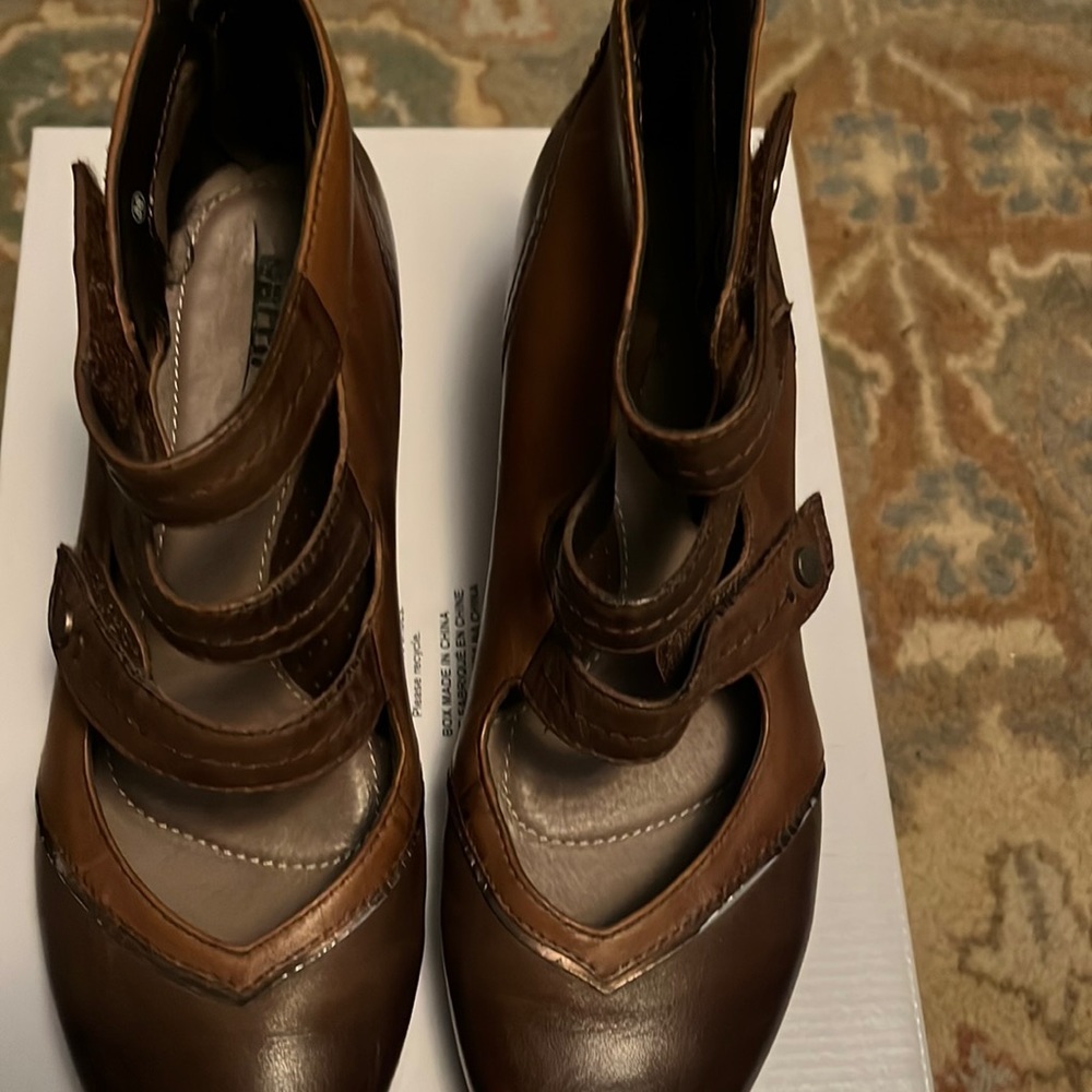 Casual comfort 2 inch heel Earth brand Women’s 7.5